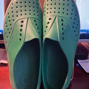 Native men's 8.5 boat shoes